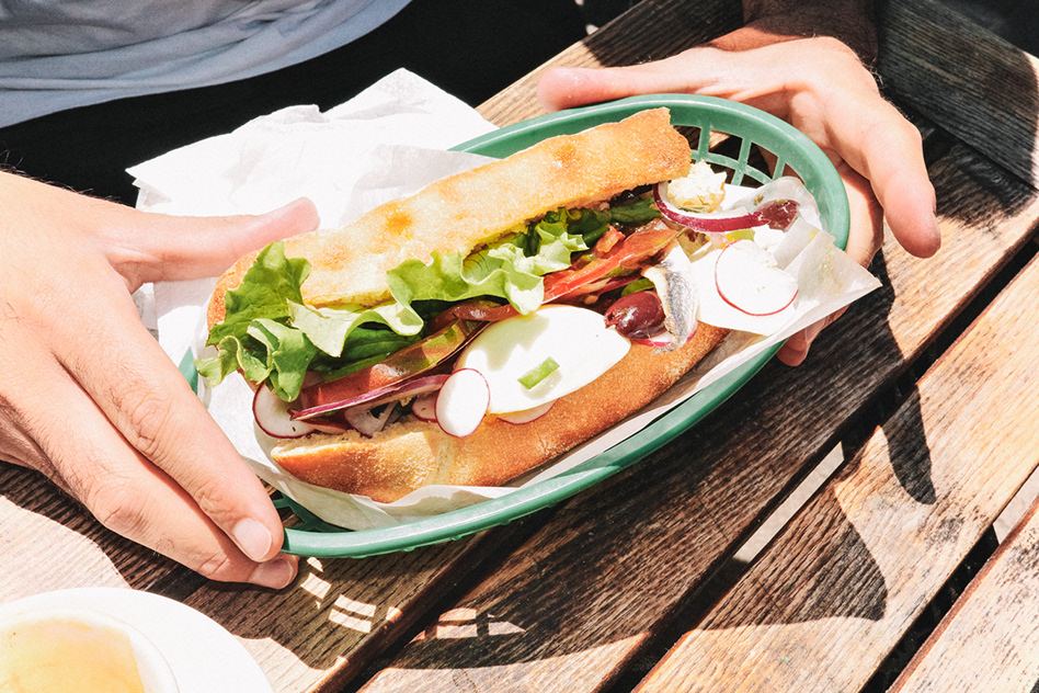 Sandwich LABC servi dans un panier, en terrasse