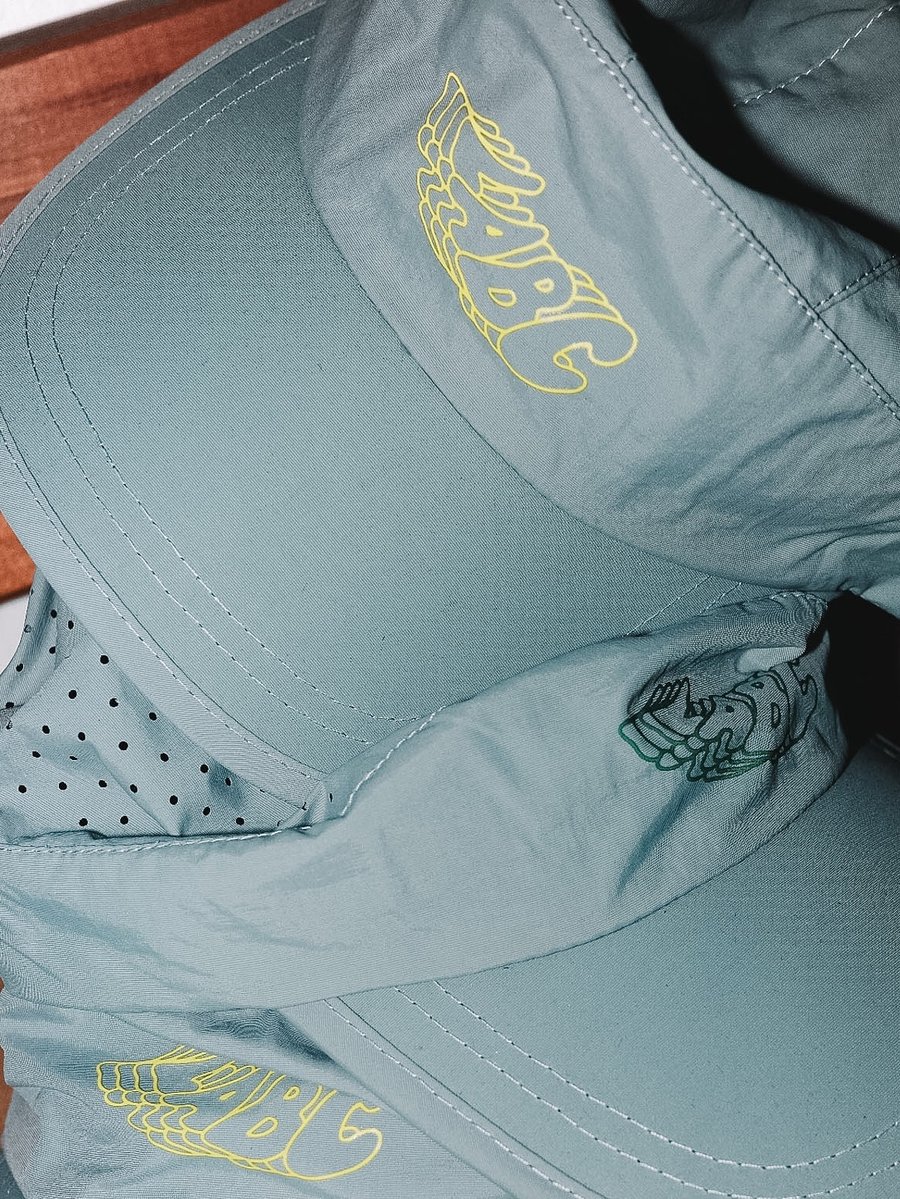 Casquette running LABC, coloris sauge, logo brodé jaune