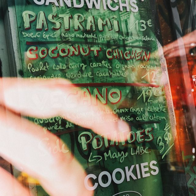Menu peint à la craie sur la vitrine LABC