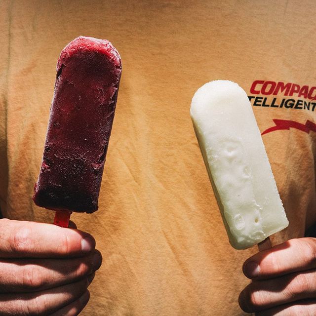 Glaces artisanales tenues devant un t-shirt vintage