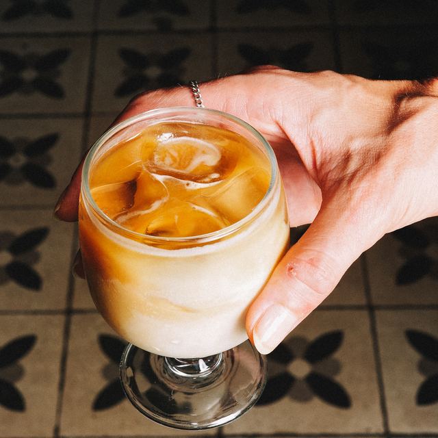 Café glacé LABC sur un sol carrelé
