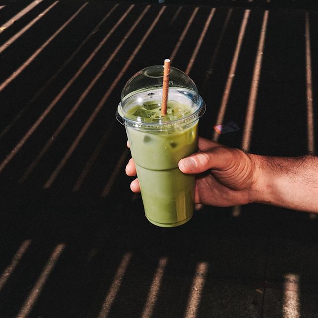 Matcha glacé tenu à la main