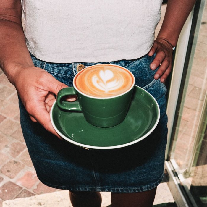 Cappuccino LABC avec art latte en forme de cœur
