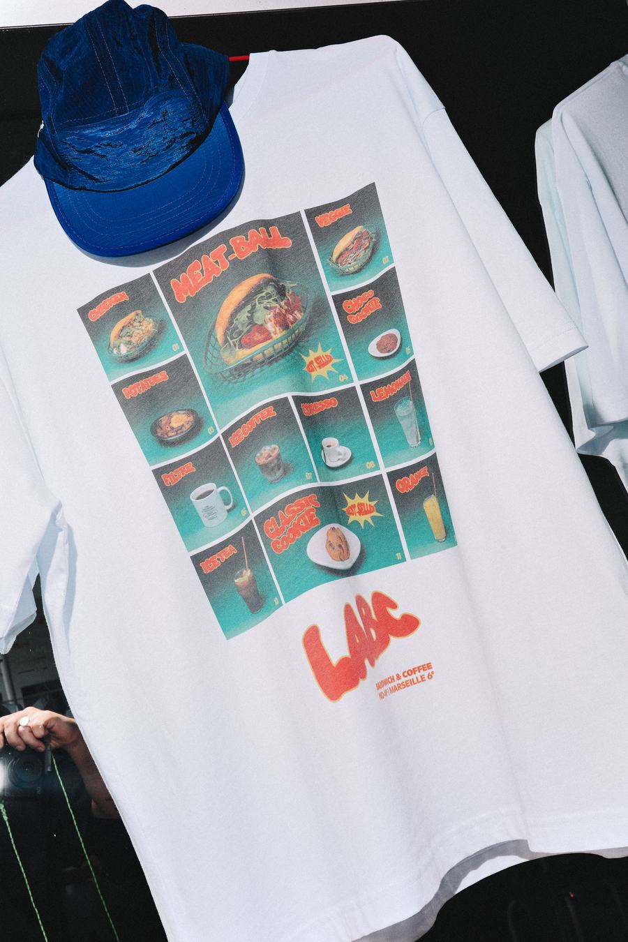 T-shirt LABC imprimé avec la carte du menu